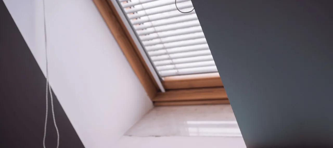 Zdjęcie Skuteczne sposoby na ochronę okien dachowych przed słońcem - poradnik