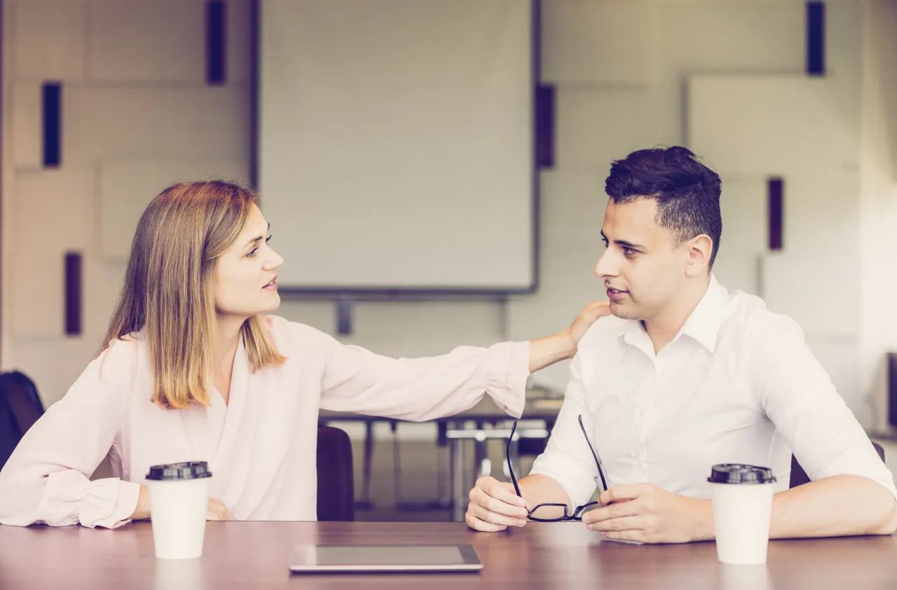 empatyczna rozmowa dwie osoby siedzące przy stole