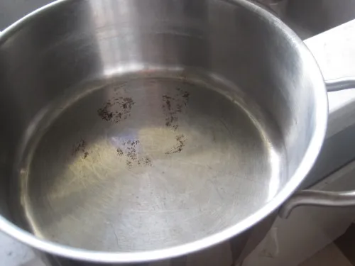 różne zabrudzenia na garnkach ze stali nierdzewnej