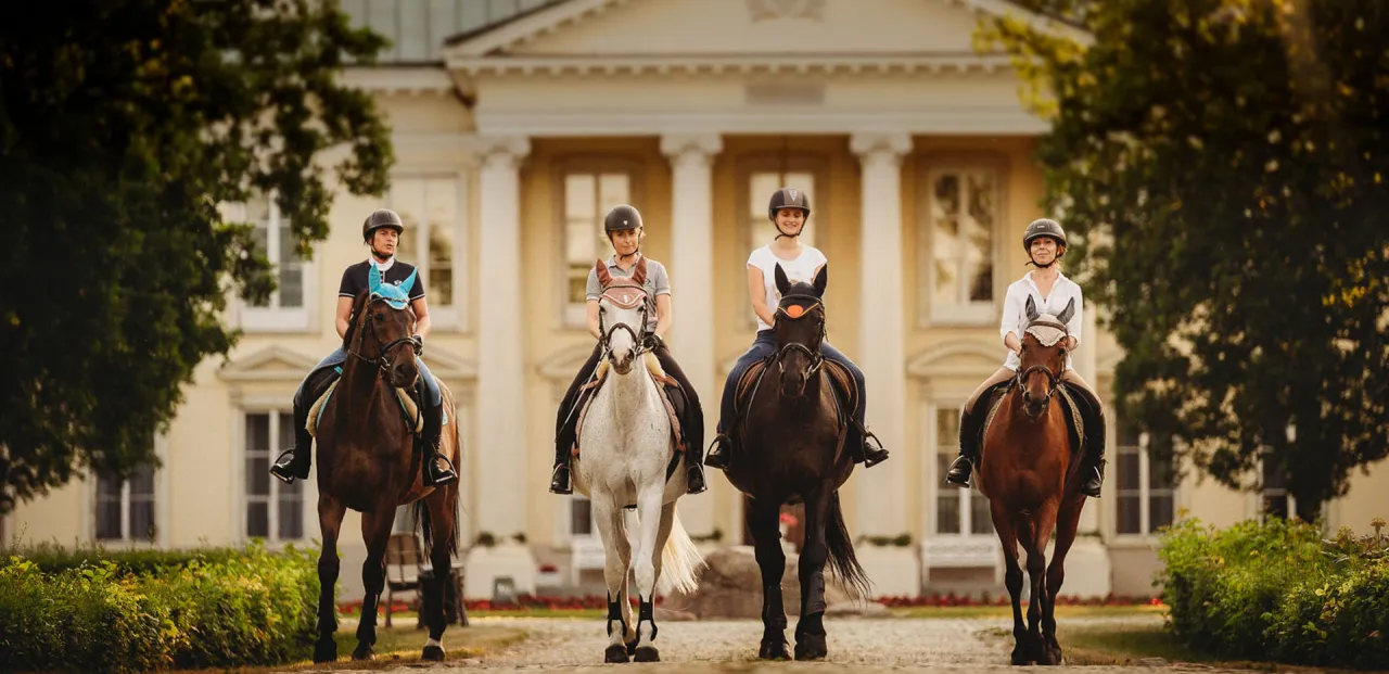 Stadnina Koni Walewice pałac konie