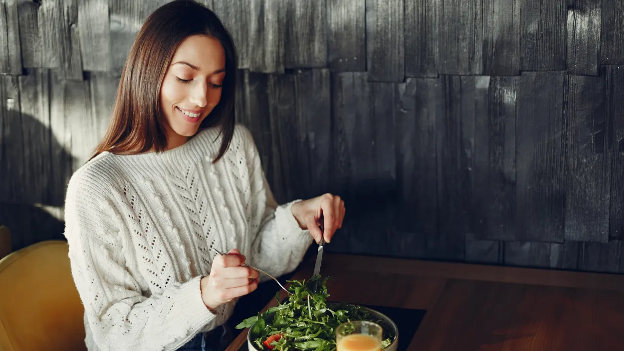 osoba przygotowująca zdrowy posiłek z uśmiechem