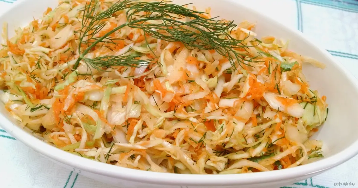 Apetyczna surówka z białej kapusty w misce