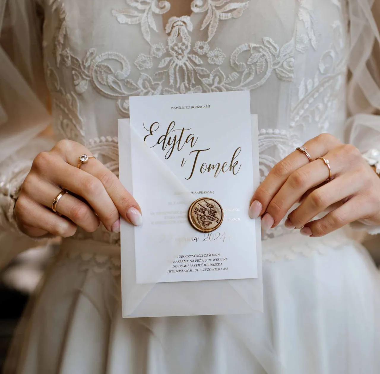 suknia ślubna obrączki zaproszenia