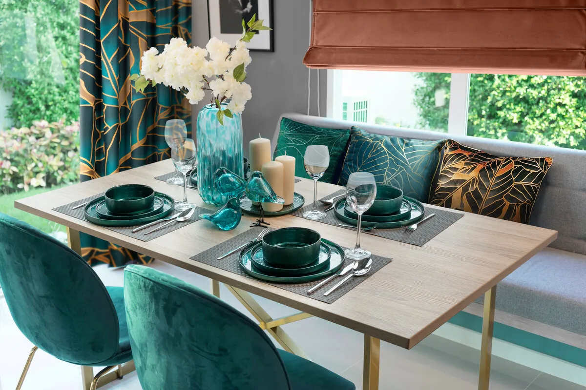 inspiracje dekoracji stołu w salonie