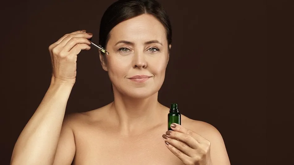 kobieta nakłada serum na twarz