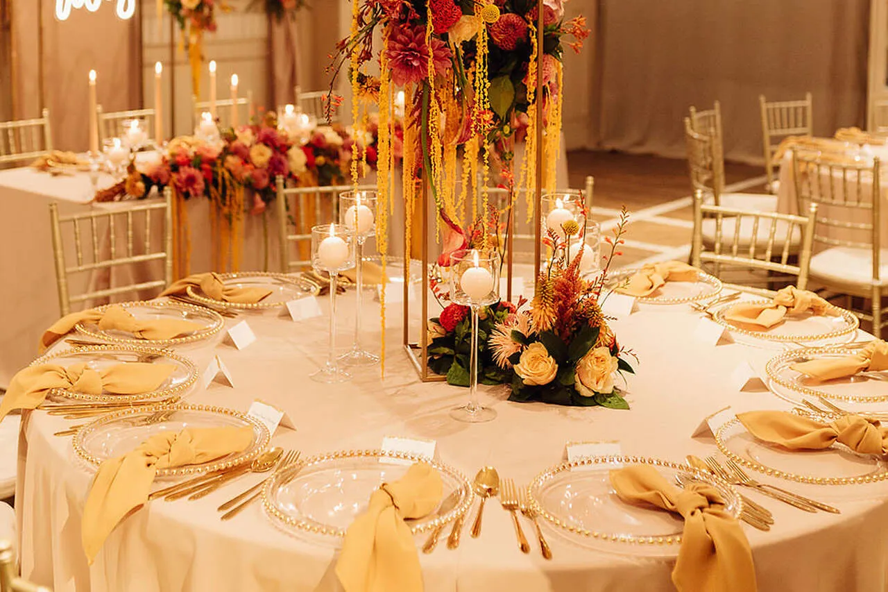 stół imprezowy lata 60. dekoracje