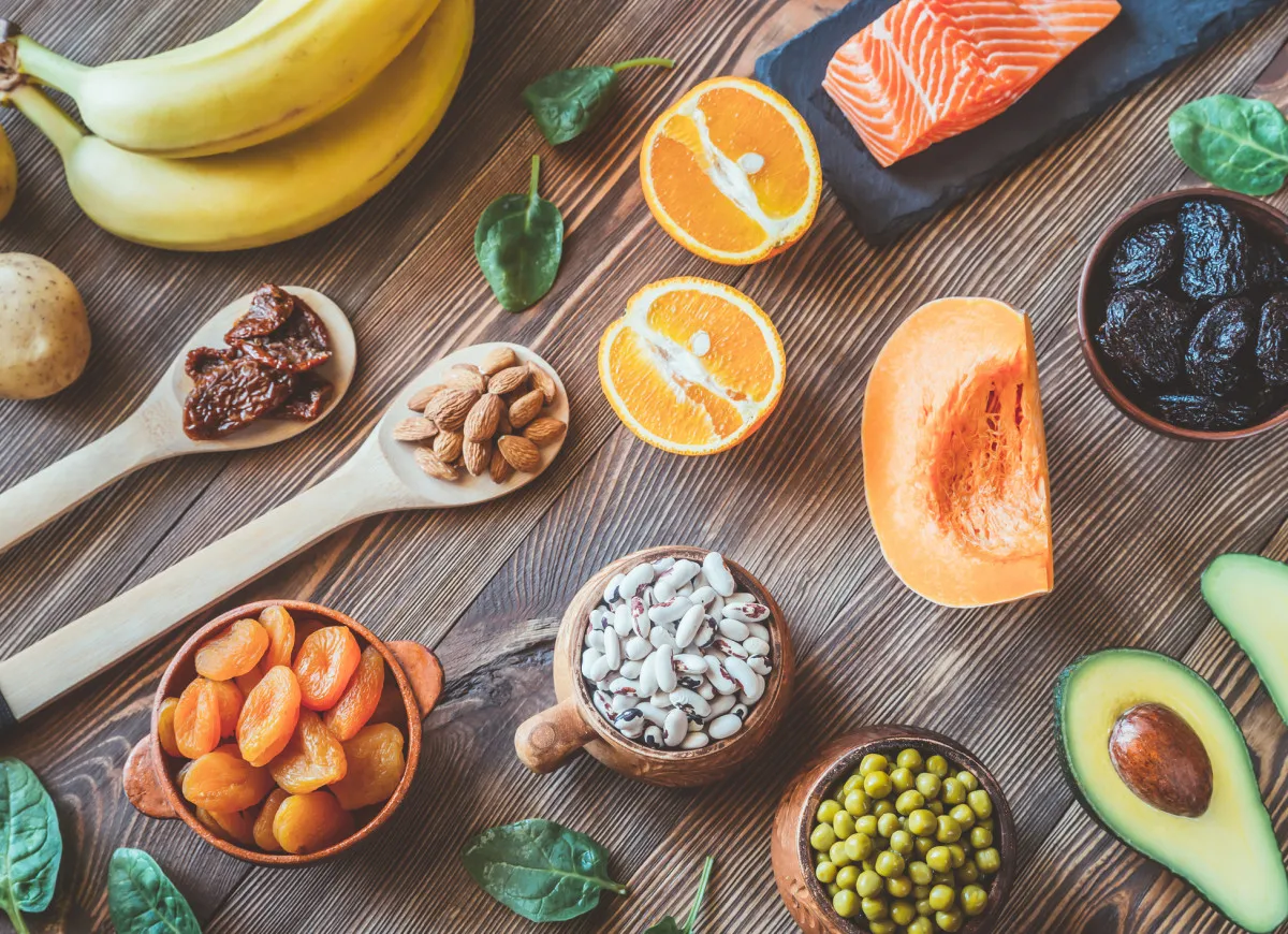 Zdrowa dieta DASH, talerz pełen warzyw, owoc&oacute;w i ryb