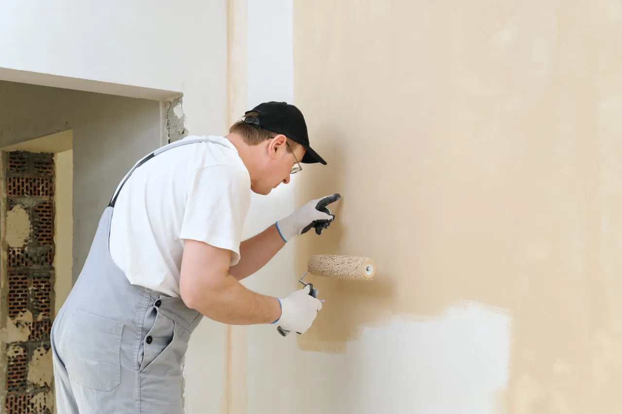 Nier&oacute;wne ściany a zużycie tynku