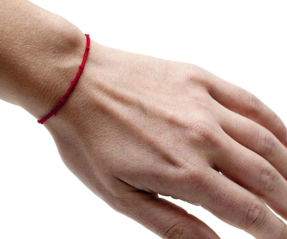 bransoletka na lewej ręce symbolika czerwona nitka