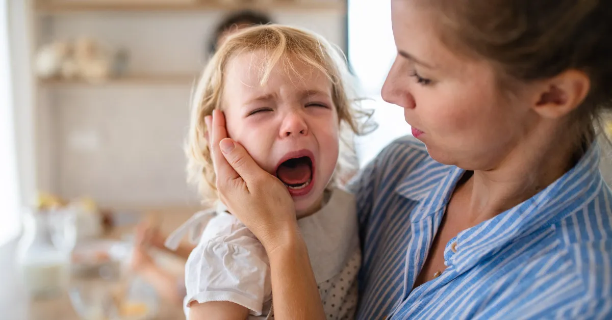 dziecko marudzące i płaczące przy rodzicu