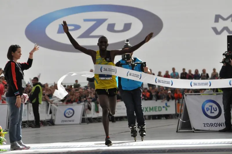 biegacz osiągający cel na mecie