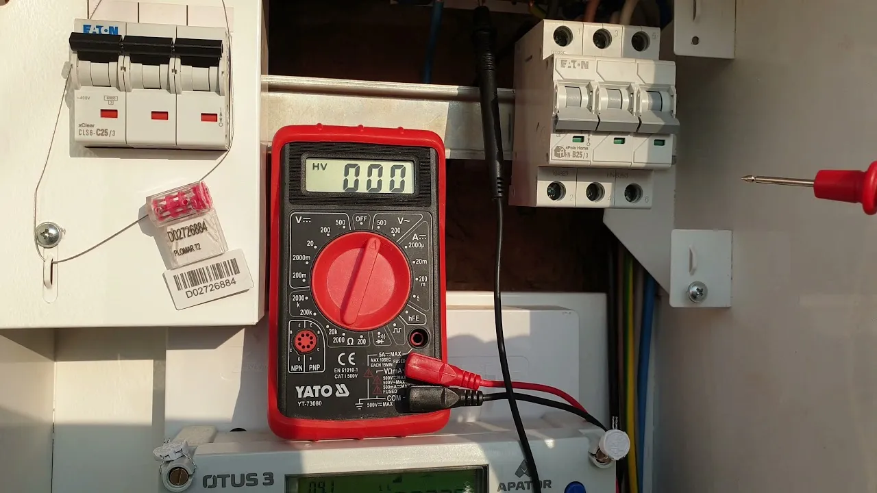 Instalator fotowoltaiki mierzy napięcie w sieci