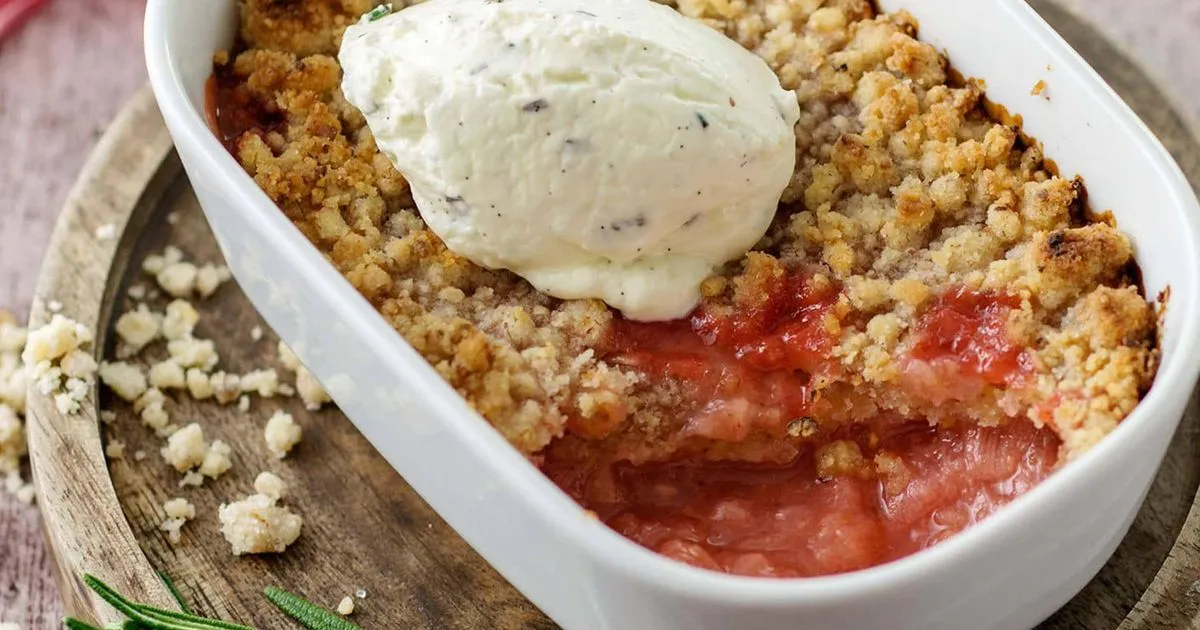 Rhabarber Crumble mit Vanillesauce