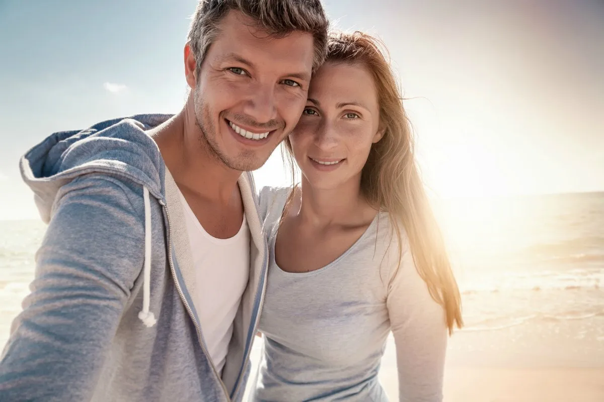 Kobieta i mężczyzna rozmawiają z uśmiechem, patrząc sobie w oczy