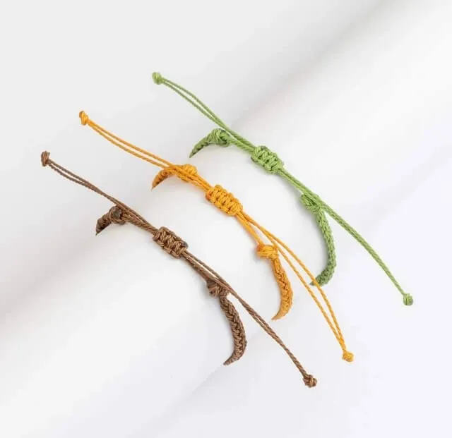 prosta bransoletka ze sznurka z zawieszką