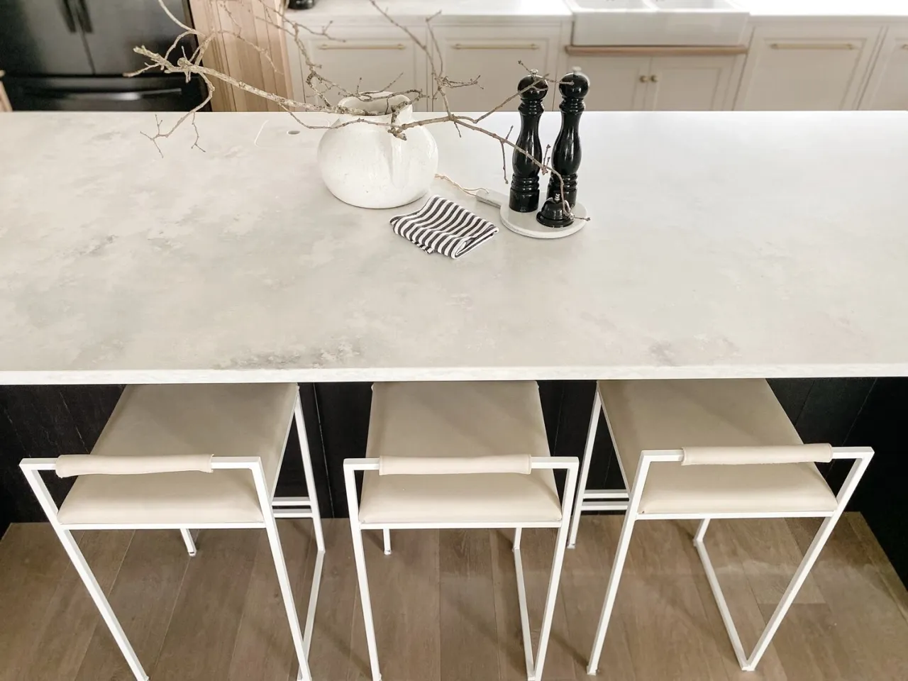 Przykłady obróbki krawędzi blatu z konglomeratu kwarcowego