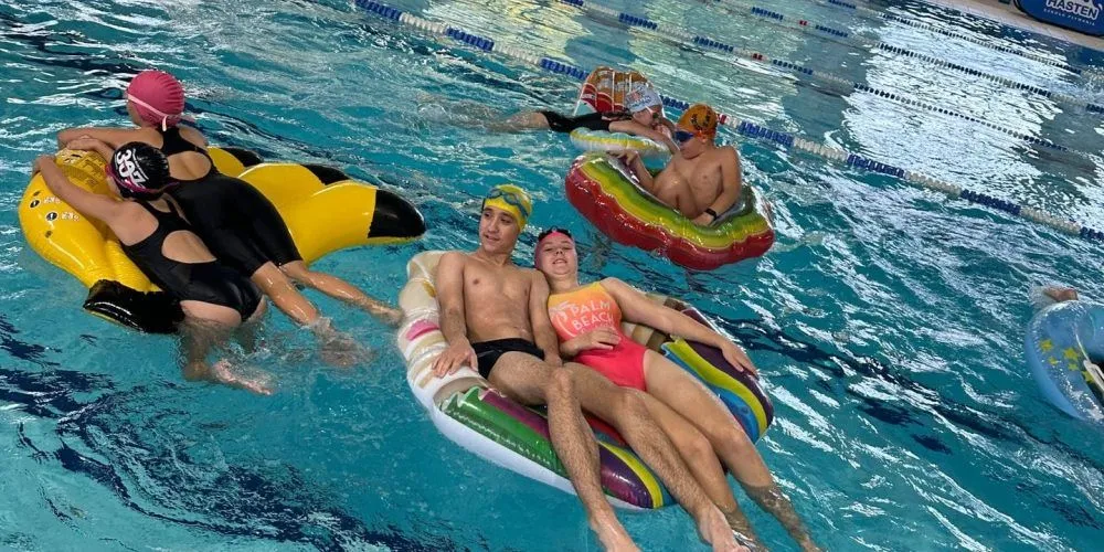 dzieci i dorośli nauka pływania porównanie