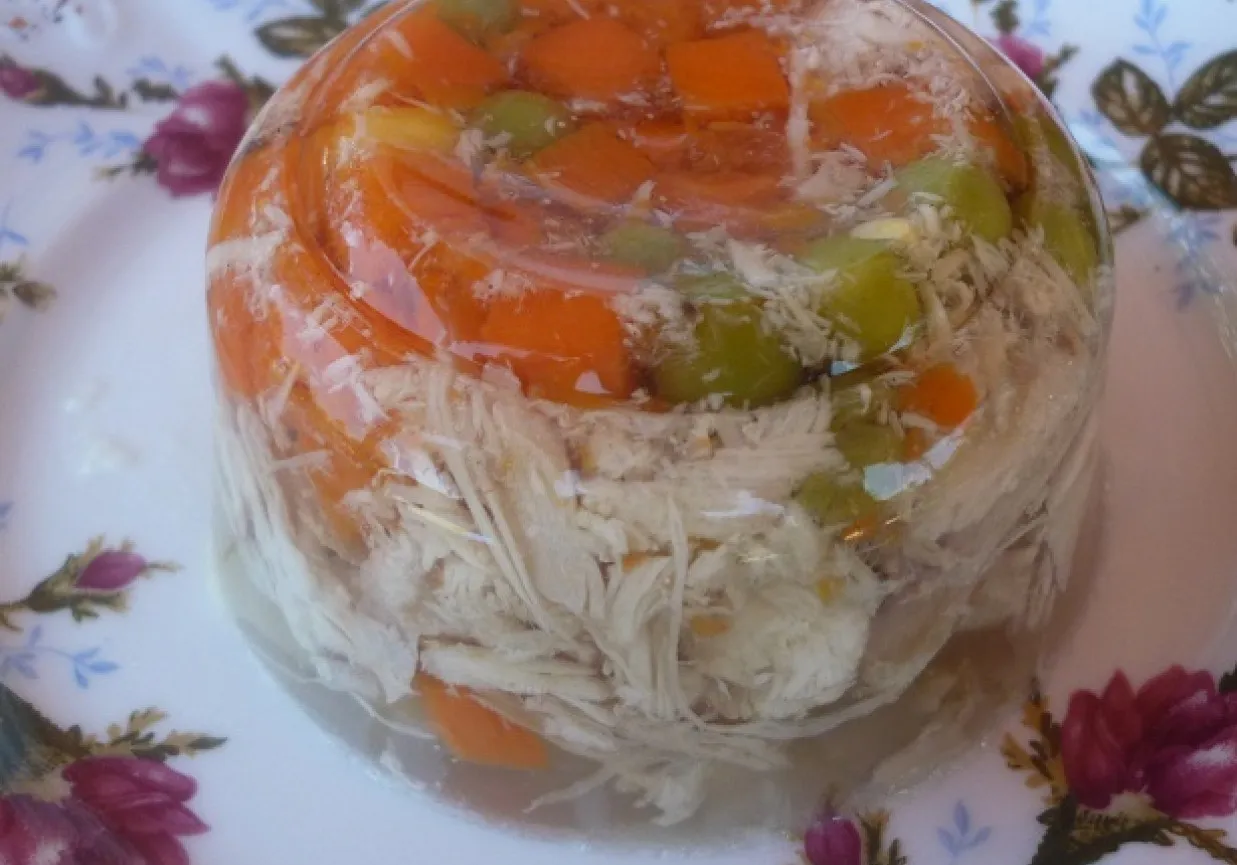 galaretka drobiowa z groszkiem i marchewką