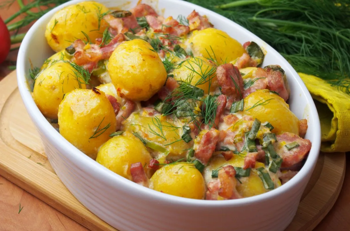 zapiekanka z młodych ziemniak&oacute;w st&oacute;ł lato