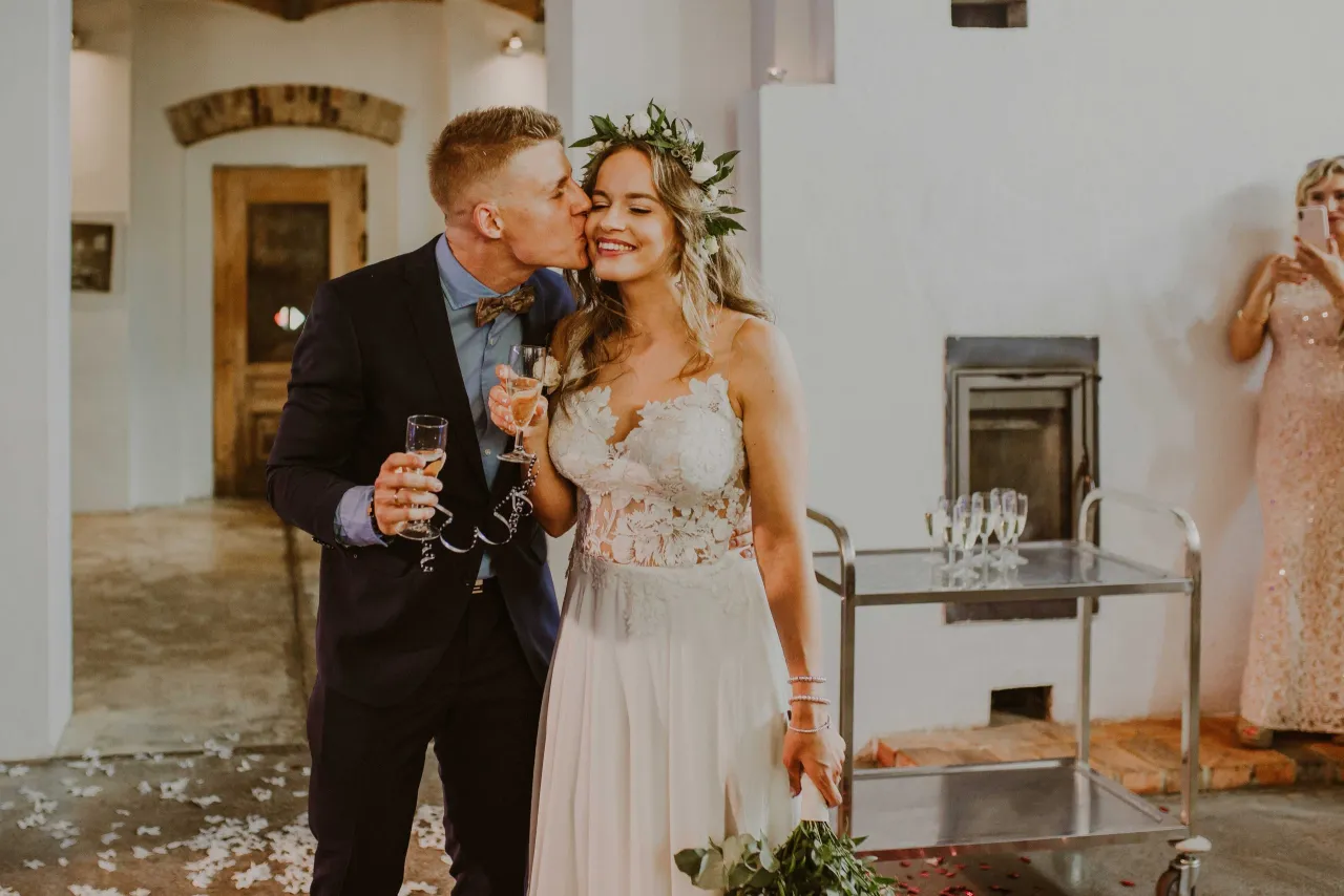 Para młoda rozmawiająca z rodzicami