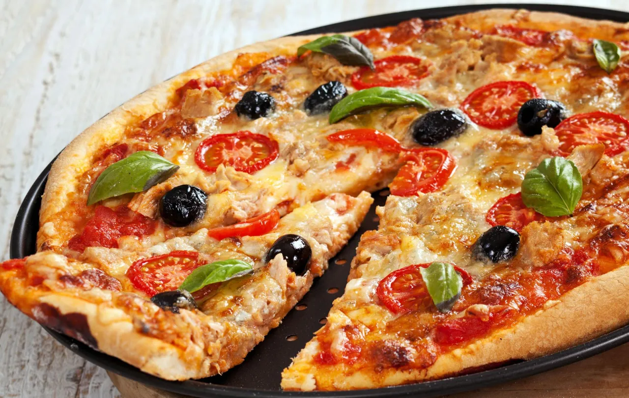 Différentes pizzas au thon