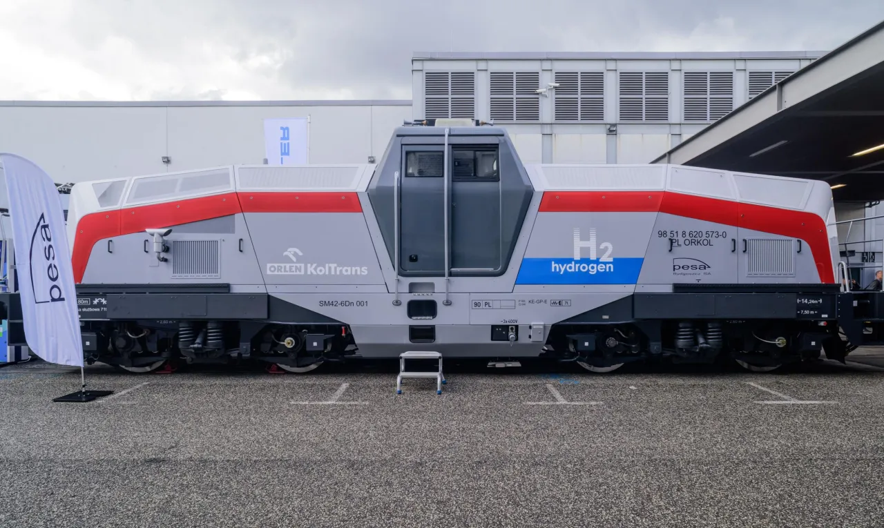 Nowoczesna lokomotywa wodorowa Pesa SM42-6Dn 001 z napisem 