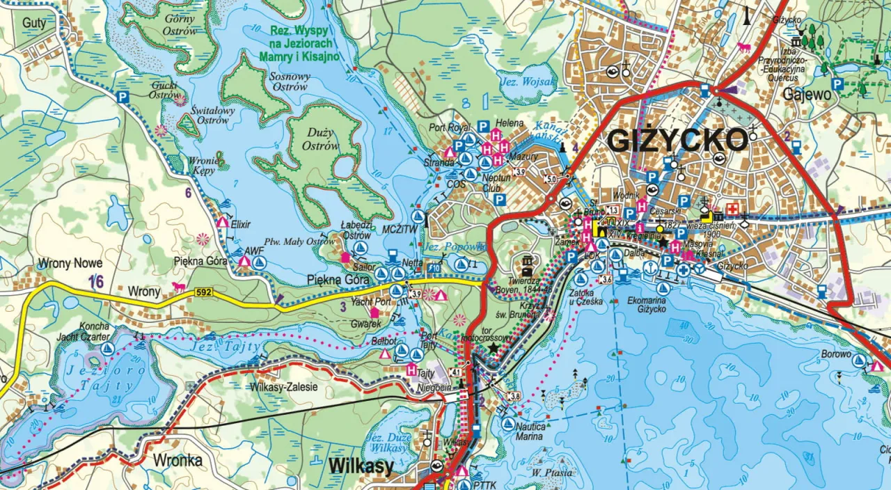 Mapa turystyczna z zaznaczonymi jeziorami, wyspami i drogami. Widać Giżycko i szlak, kt&oacute;rym można tam dotrzeć pociągiem.