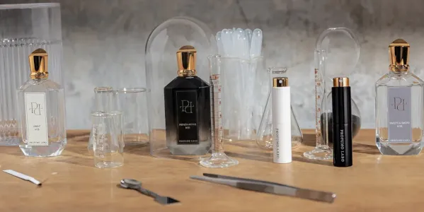 Flakony wody perfumowanej i wody toaletowej obok siebie, etykiety EDP i EDT