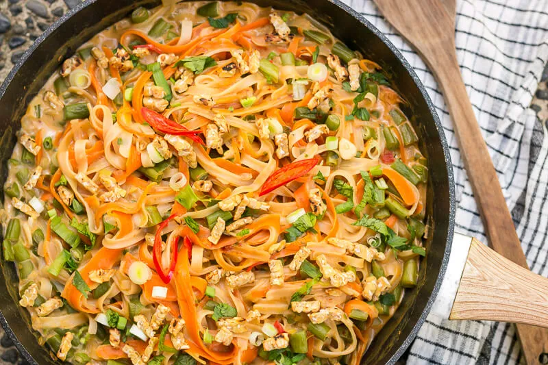 bunte vegetarische One-Pot-Pasta in einer Pfanne angerichtet