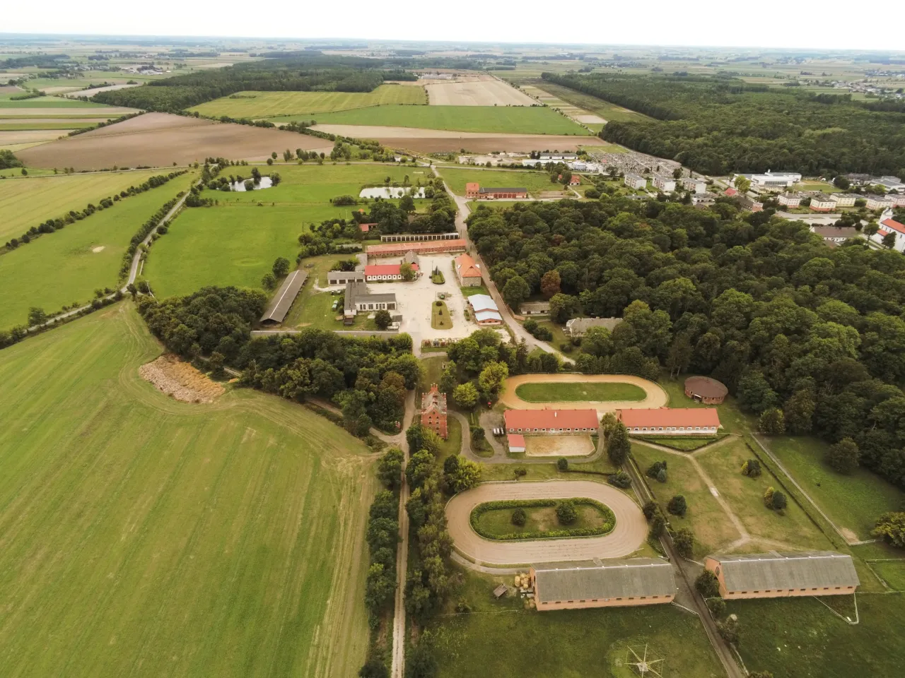 Stadnina Koni Krasne widok og&oacute;lny historyczne budynki