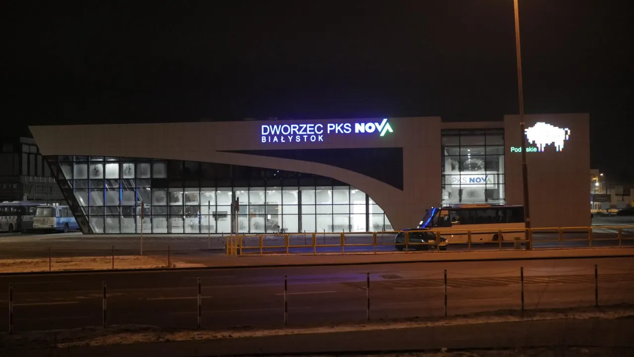 Wnętrze Dworca PKS Nova Białystok tablice informacyjne