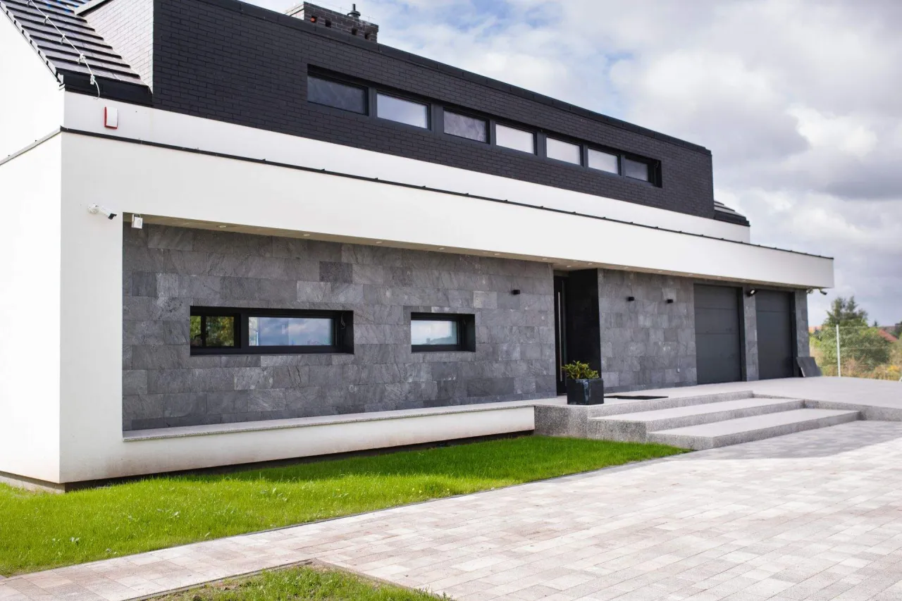 przykładowa elewacja z kamienia naturalnego