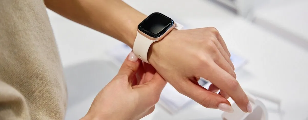 damski smartwatch elegancki na ręce