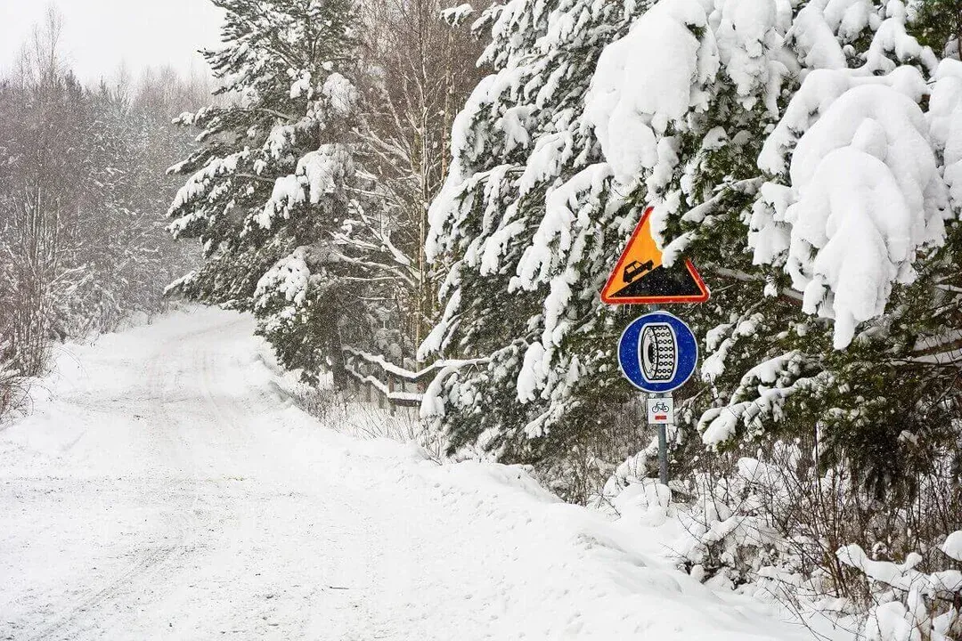 Znak drogowy C-18 nakaz opon zimowych