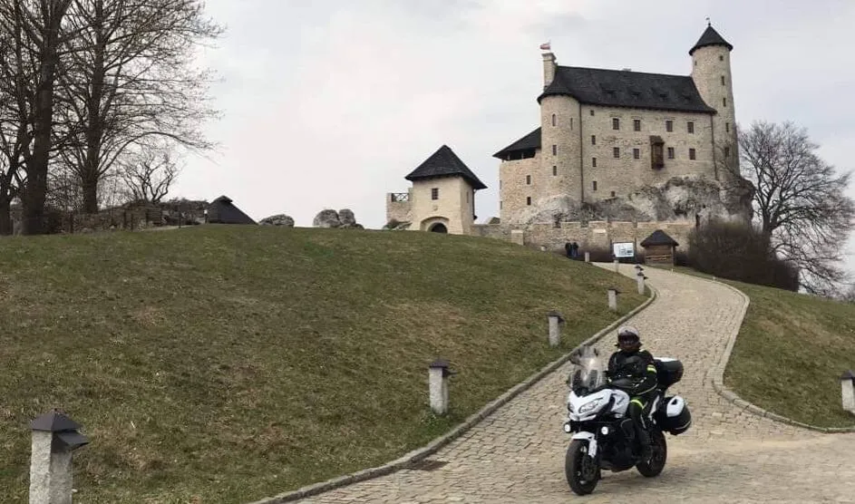 Zamek na Szlaku Orlich Gniazd z motocyklem w tle