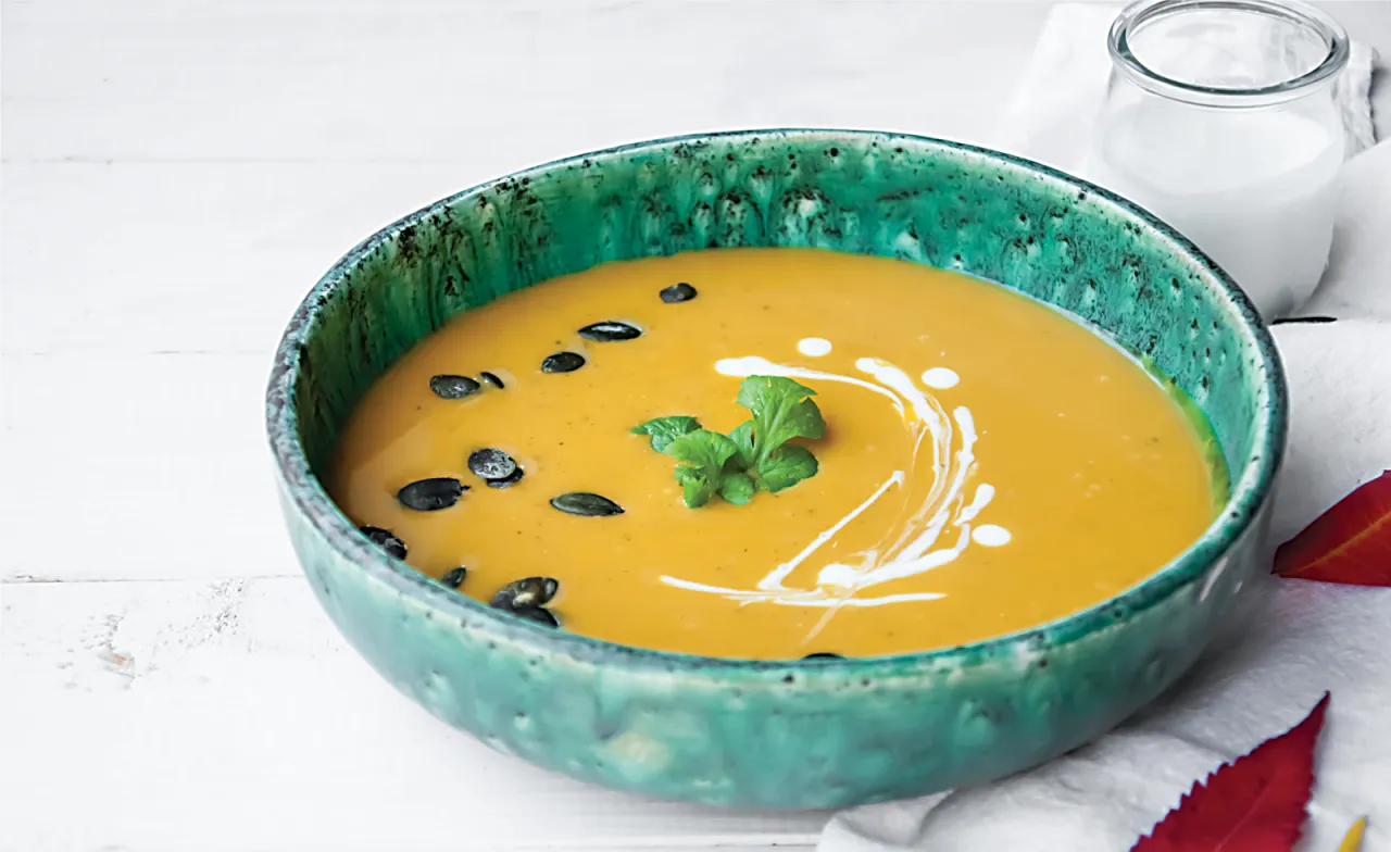 zupa krem z dyni z mleczkiem kokosowym i imbirem z dodatkami