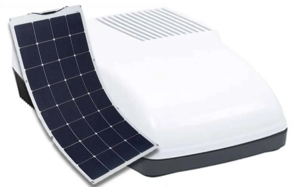 panele fotowoltaiczne na dachu i klimatyzator