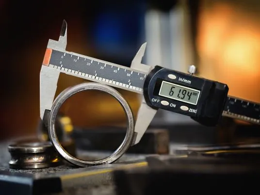 mierzenie średnicy rury suwmiarką