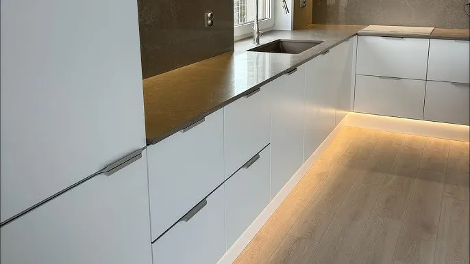 Kuchnia z podświetlanym cokołem LED