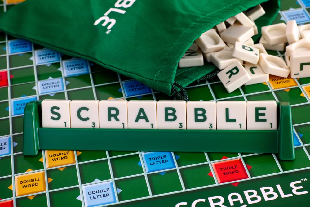 spór przy planszy do Scrabble