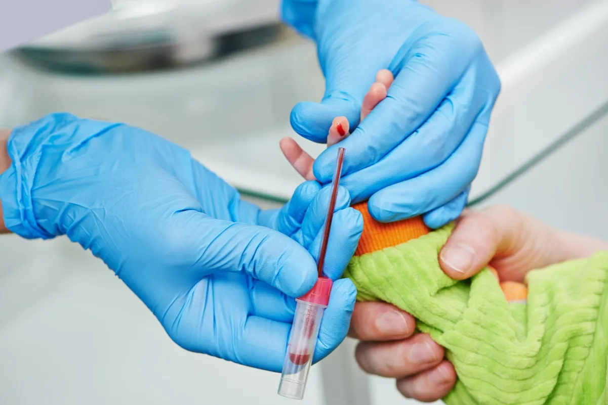 dziecko przygotowane do badania krwi