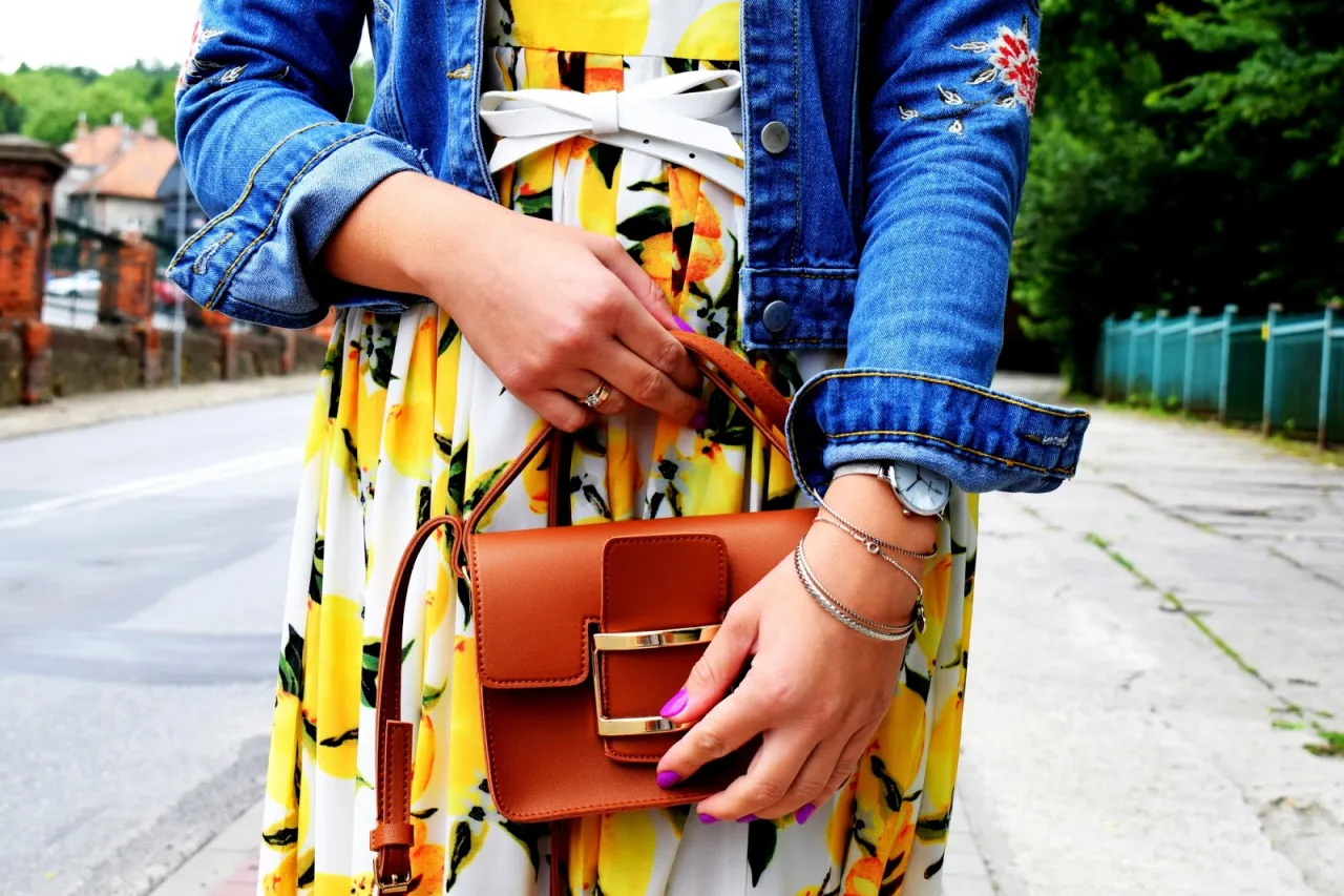 buty i torebka do sukienki w kwiaty i dżinsowej kurtki