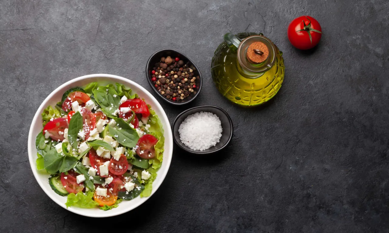 verschiedene Sch&uuml;sseln mit Tomatensalat Variationen mit Feta, Gurke und Oliven