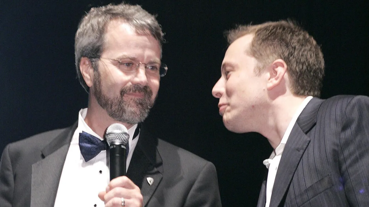 Martin Eberhard i Elon Musk, wsp&oacute;łzałożyciele Tesli, rozmawiają.