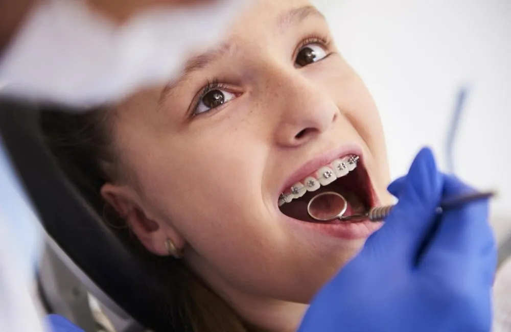 Ortodonta wykonujący diagnostykę przed założeniem aparatu