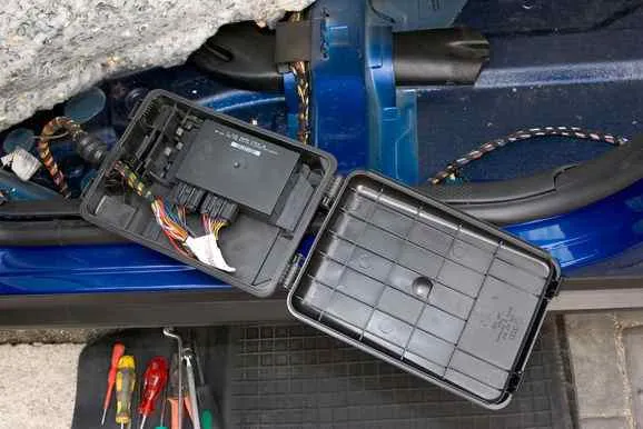 Lokalizacja modułu komfortu Passat B5 pod fotelem