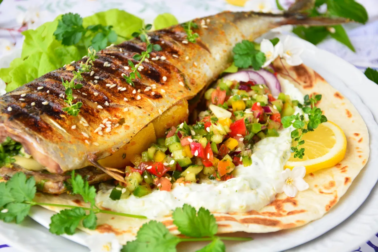 Świeża makrela przygotowana do grillowania