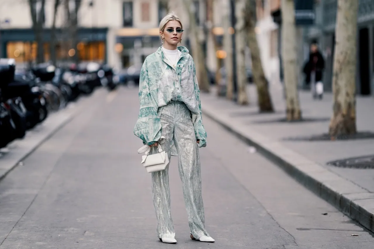 Srebrne spodnie stylizacje na co dzień