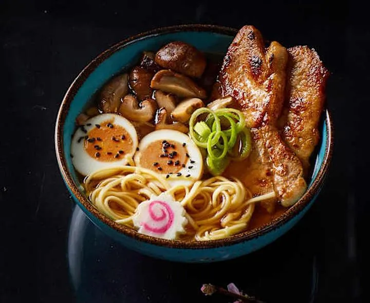 Różnorodne dodatki do ramenu na stole