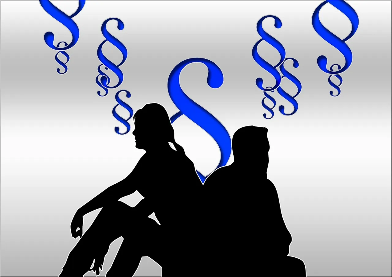 Parafki prawne nad sylwetkami pary siedzącej tyłem do siebie. Czy majątek nabyty przed ślubem podlega podziałowi?